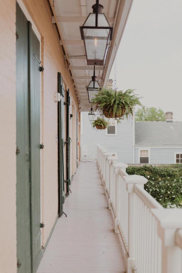 Royal Frenchmen Hotel And Bar New Orleans Bagian luar foto