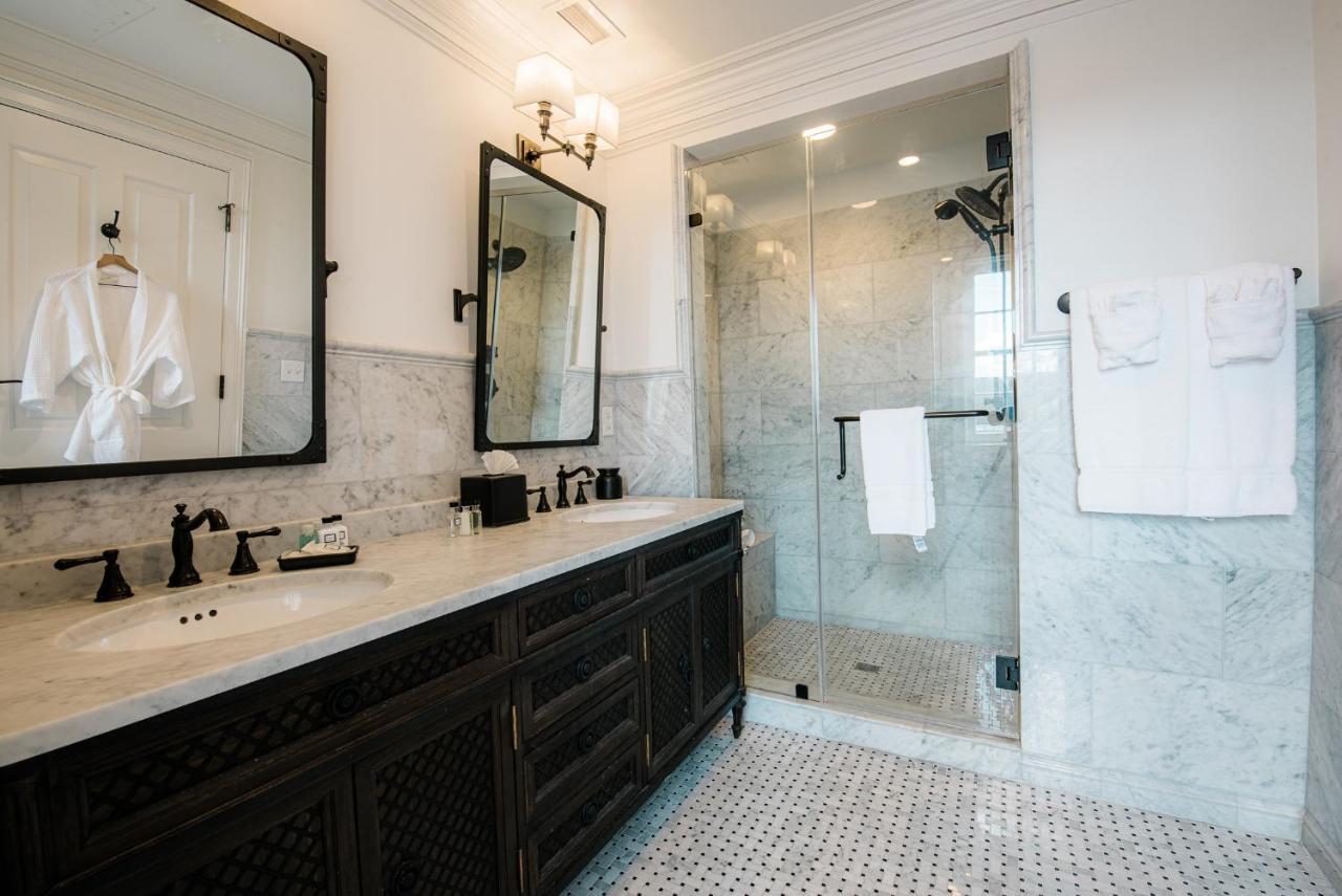 Royal Frenchmen Hotel And Bar New Orleans Bagian luar foto