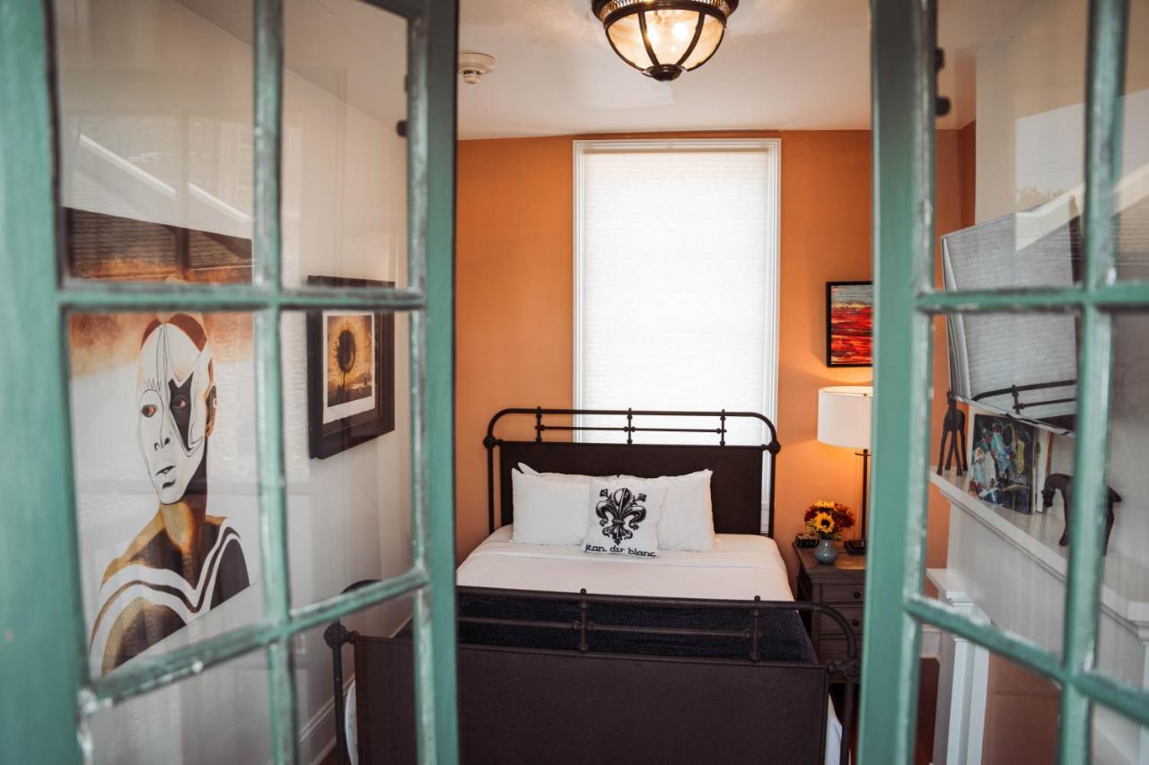 Royal Frenchmen Hotel And Bar New Orleans Bagian luar foto