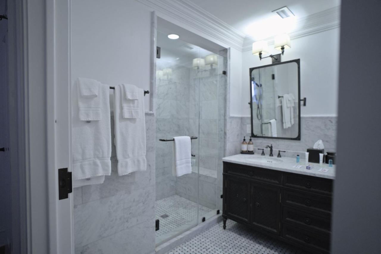 Royal Frenchmen Hotel And Bar New Orleans Bagian luar foto