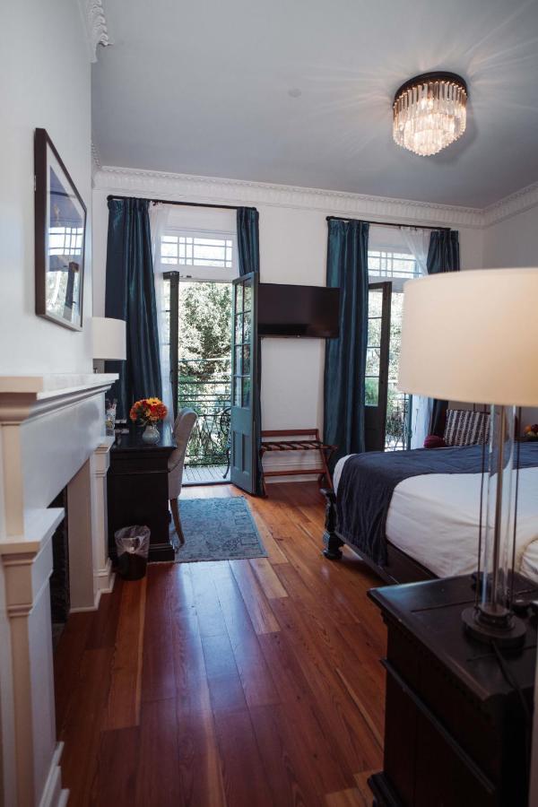 Royal Frenchmen Hotel And Bar New Orleans Bagian luar foto