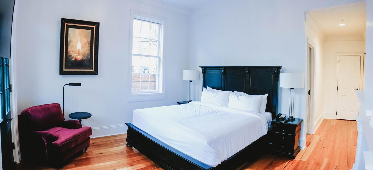 Royal Frenchmen Hotel And Bar New Orleans Bagian luar foto